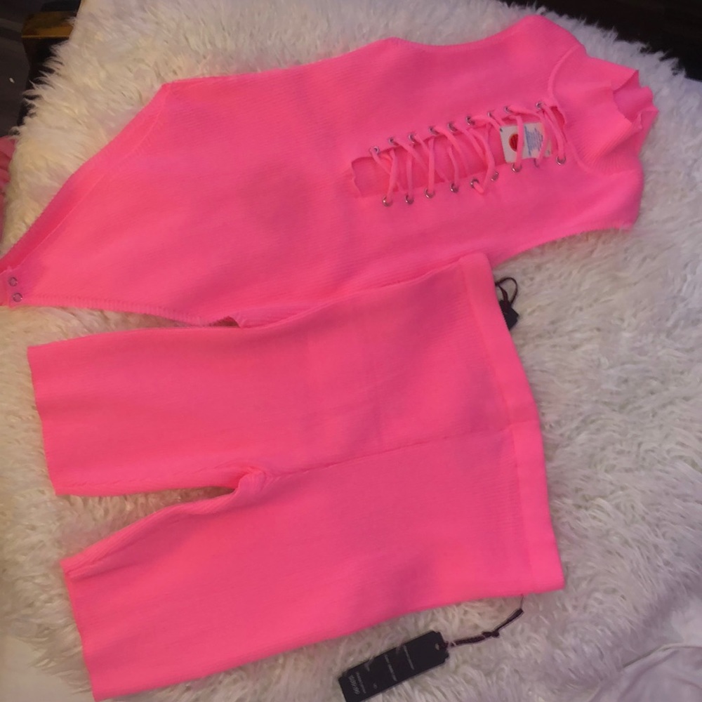 Is a very nice Neón pink the bodysuit is size large and pant size xL